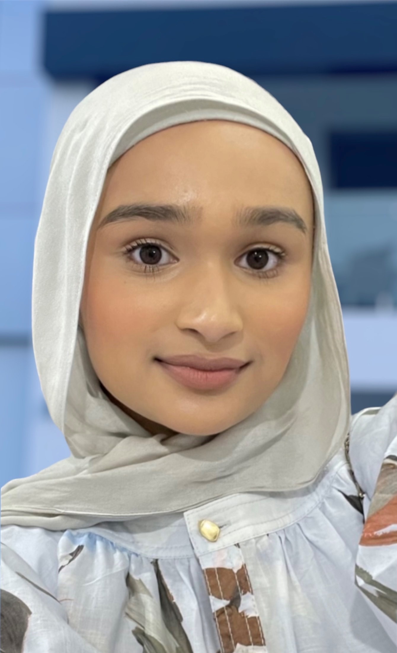 Portrait photo of young woman wearing head scarf